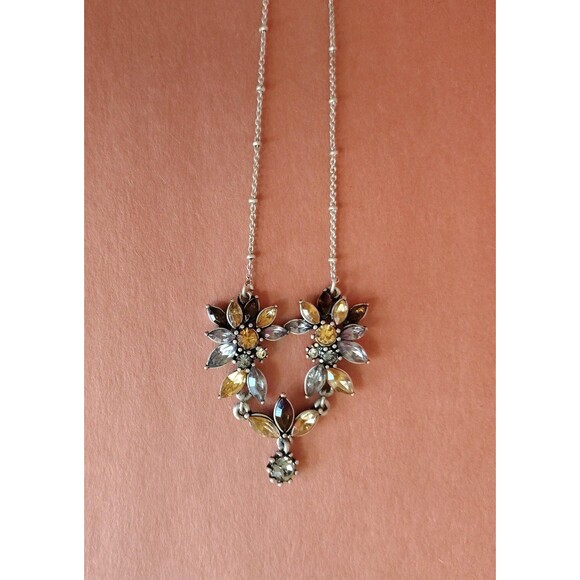 Avon Sparkling Floral Necklace Statement Jewelry Silver Tone Crystal Boxed Gift - Picture 8 of 16